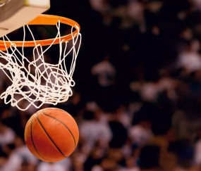 开云在线直播-绿茵场与篮球馆的双重奏，西甲德比硝烟起，鹈鹕展翅破新疆