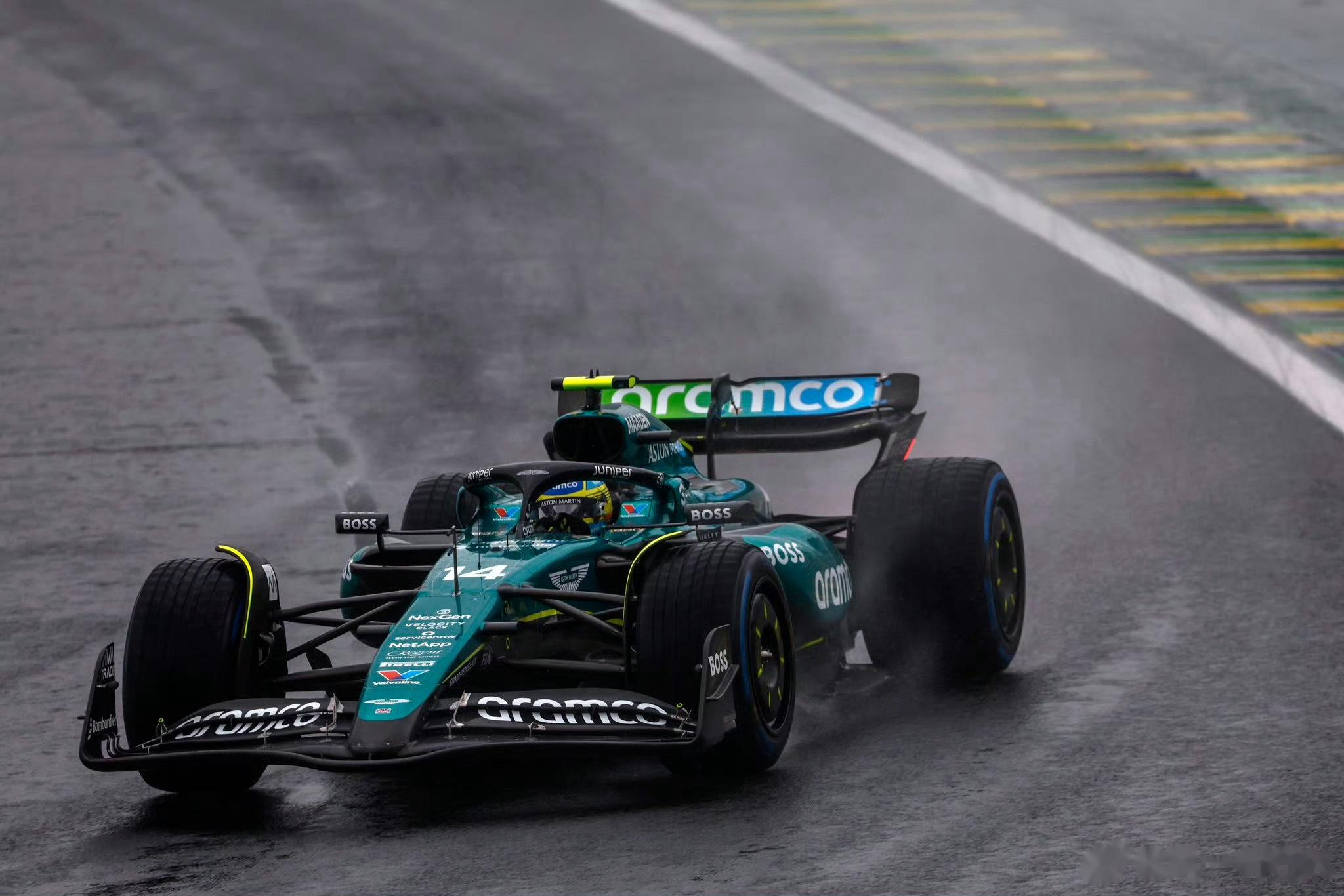 索伯车队横扫雷诺车队，维斯塔潘点燃赛场