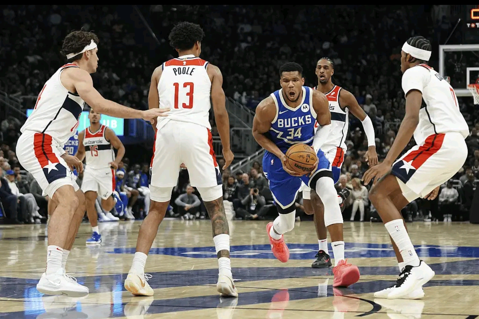 勇士完胜雄鹿，麦科勒姆高光表现