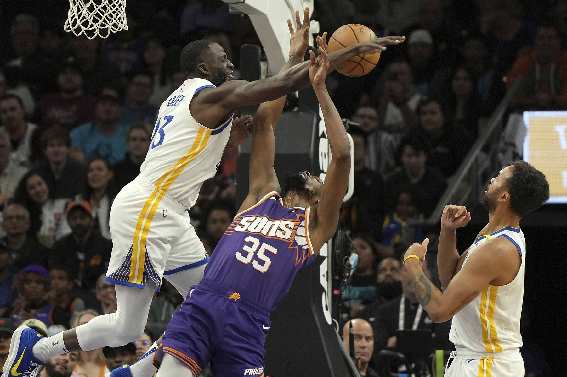 公牛击败勇士，扭转连败势头