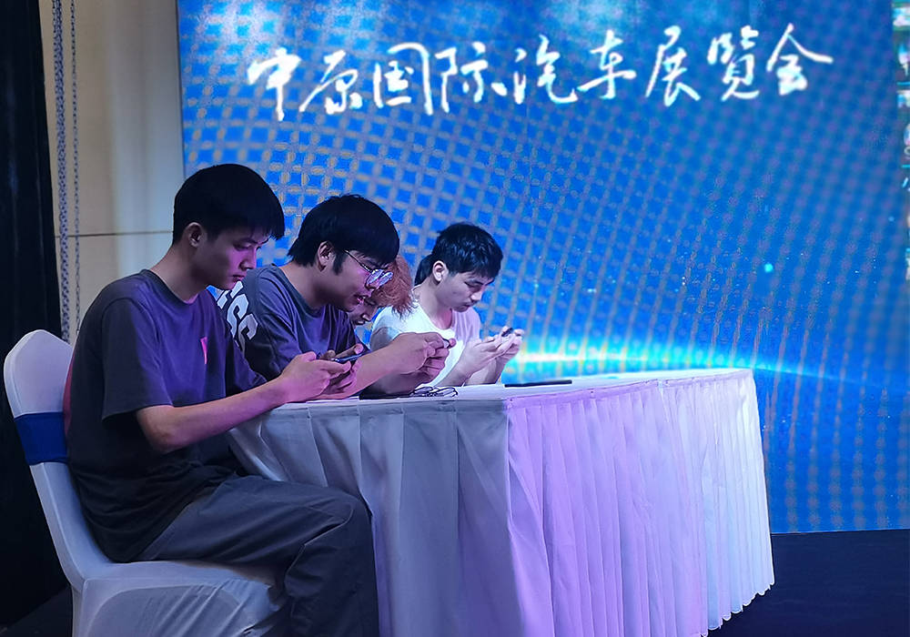 选手们团结一心，力穷将尽，拼尽全力