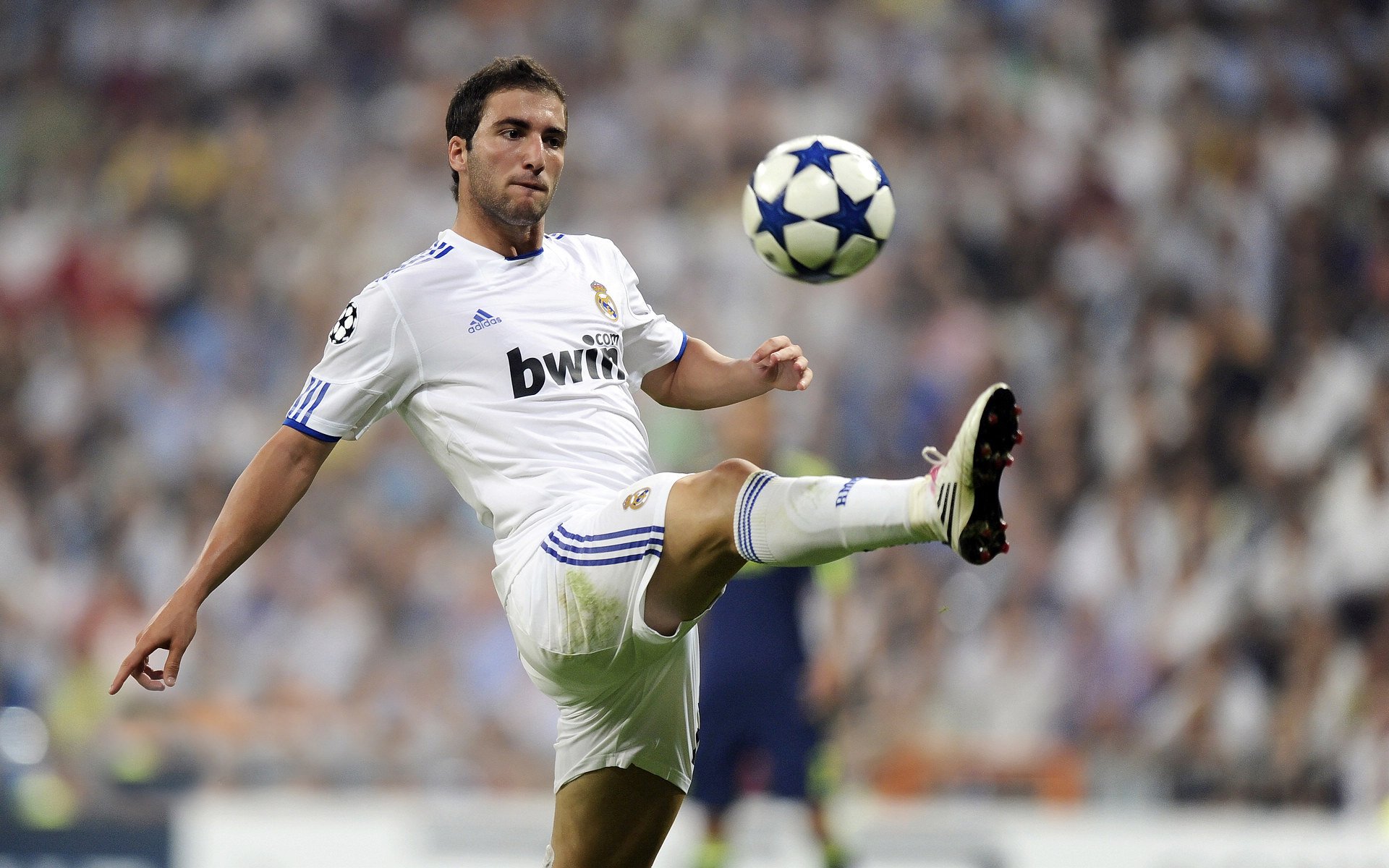 绿茵双城记,AC米兰粉碎红军旧梦,内马尔在德甲争冠战接管比赛