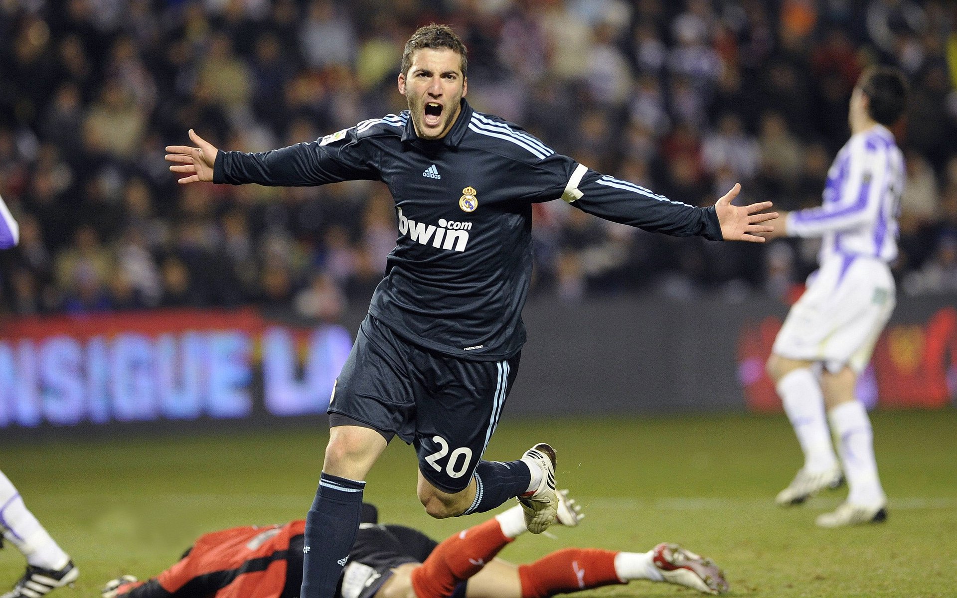 橙衣风暴的精密手术，赖斯一传一射，荷兰在决胜局中解剖丹麦