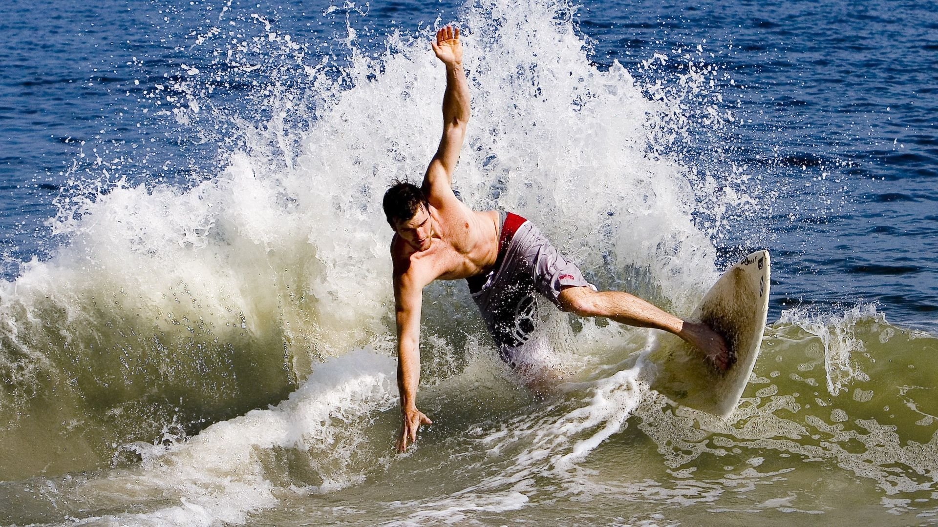 波斯铁骑掀翻绿衫军，莱奥一剑封喉定乾坤—伊朗绝境逆转背后的关键先生